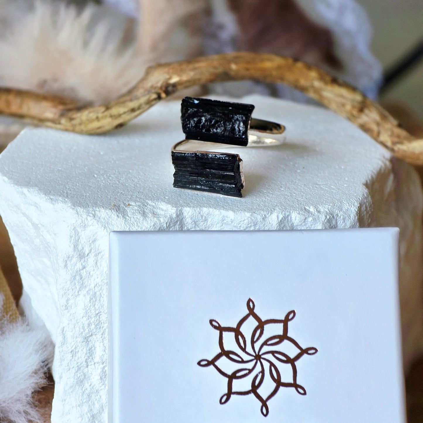 Livia – Bague en Tourmaline Noire (Double Barre)