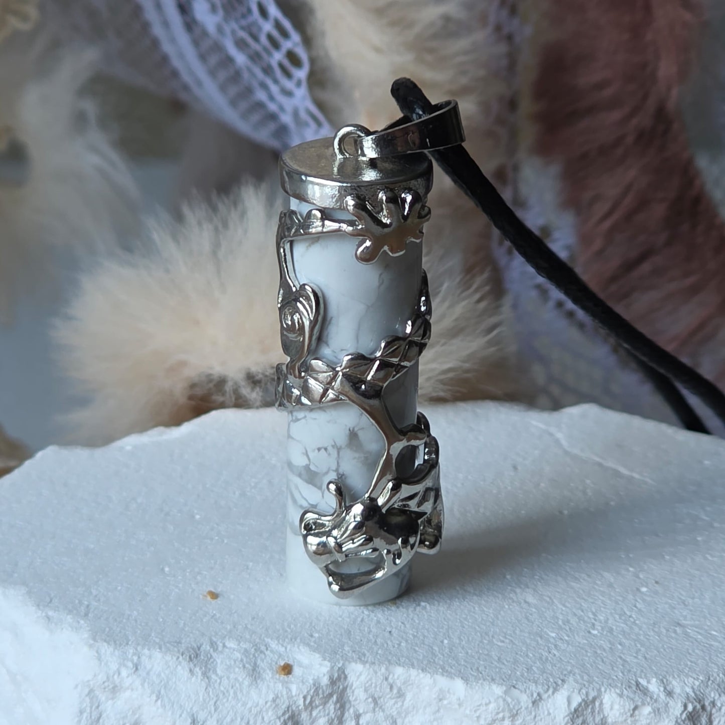 RYU collier avec en pendentif Howlite