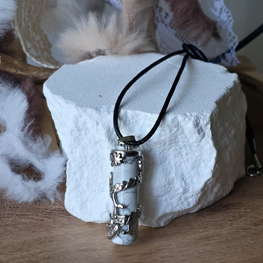 RYU collier avec en pendentif Howlite